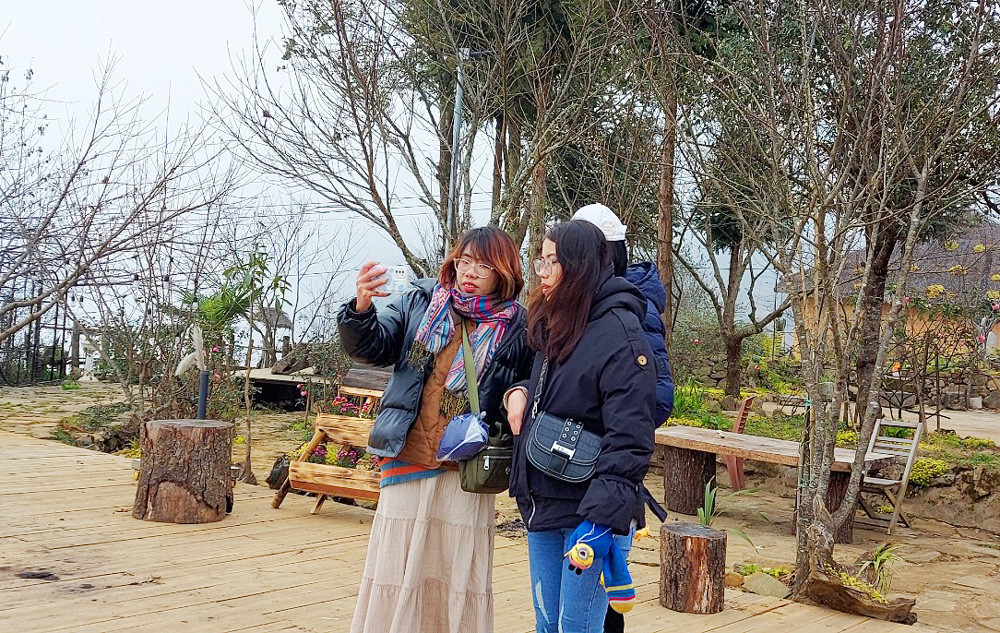 Ngày mùng 7, mùng 8 tháng Giêng Quý Mão 2023, khu vực xã Y Tý khung cảnh mờ ảo bởi sương mù và nhiệt độ giảm thấp chỉ còn 3 - 4 độ C. Trên núi Lảo Thẩn nhiệt độ giảm sâu, xuất hiện băng giá phủ trắng cây cối. Mặc dù trời rét và sương mù nhưng nhiều du khách trong và ngoài tỉnh rất thích thú được trải nghiệm tại Y Tý. Du khách leo núi Lảo Thẩn bất ngờ khi gặp cảnh băng giá trắng xóa ngay những ngày đầu năm mới. Thử cảm giác tay không chạm vào băng ở độ cao 2.800m so với mực nước biển. Bạn trẻ chụp ảnh lưu niệm với băng giá trên núi Lảo Thẩn. Từ ngày mùng 1 tết đến mùng 8 tháng Giêng, xã Y Tý đón khoảng 4.300 lượt khách tham quan, trong đó có khoảng 400 khách leo núi. Các homestay tại Y Tý khởi đầu năm mới với nhiều tín hiệu vui khi lượng khách dần tăng lên. Du khách ăn tối tại homestay Xá Hà Nhì, thôn Lao Chải, xã Y Tý ngày đầu năm mới.