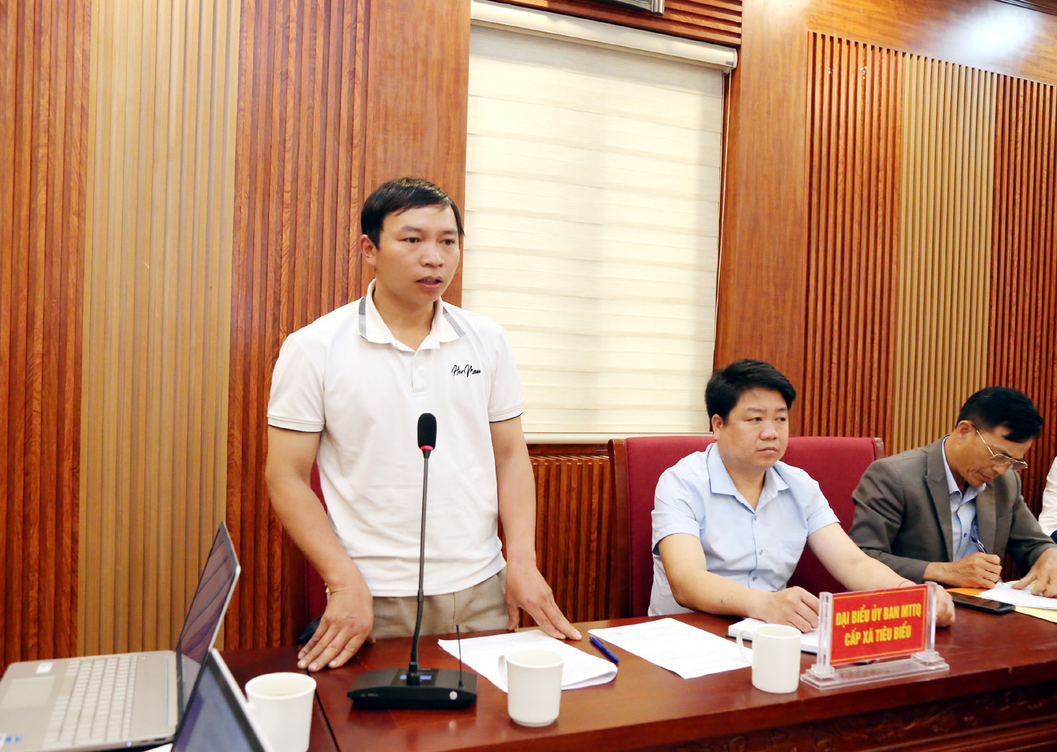 Các đại biểu phát biểu thảo luận tại hội nghị.