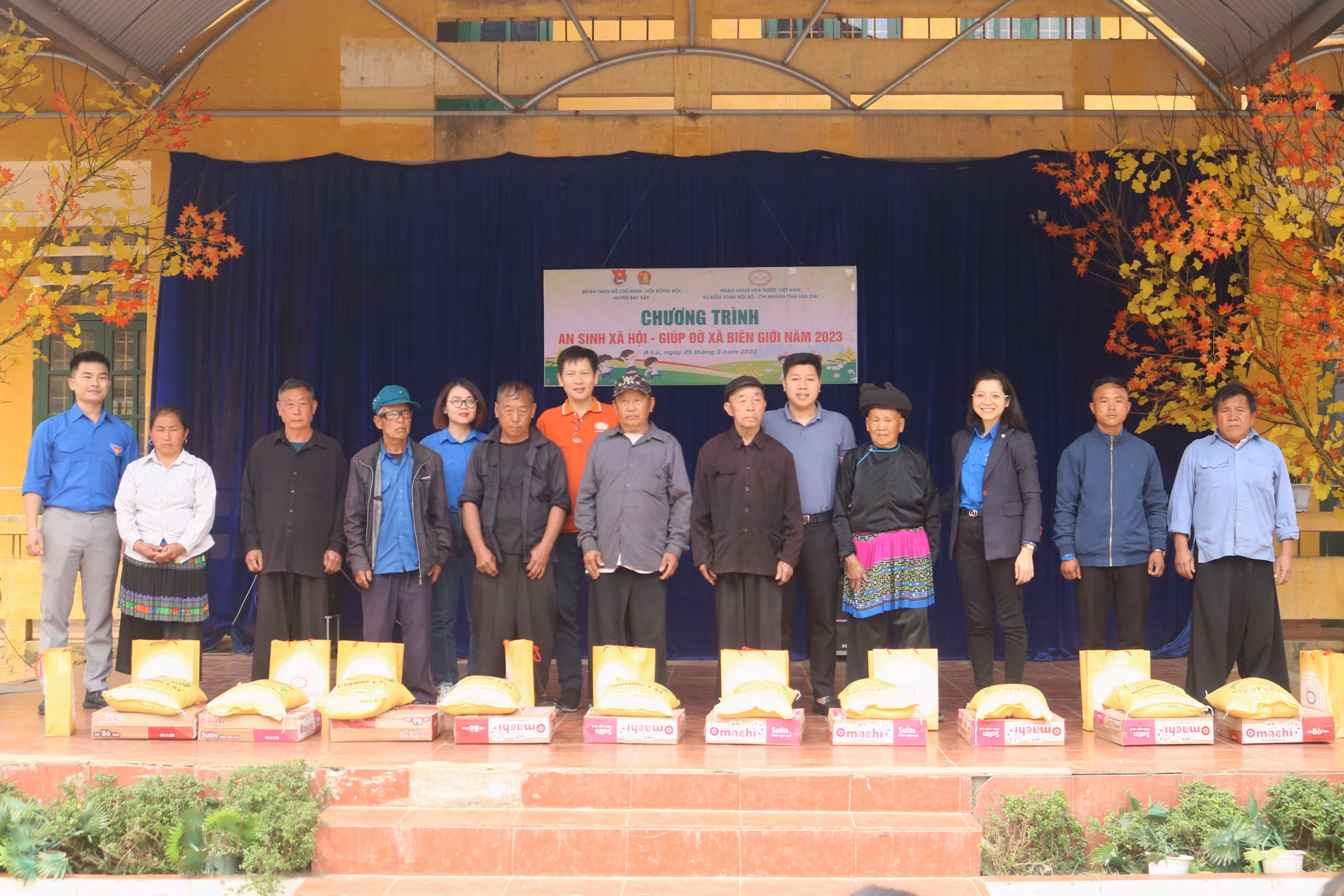 Bát Xát: Hơn 60 triệu đồng hỗ trợ an sinh xã hội xã biên giới ảnh 1