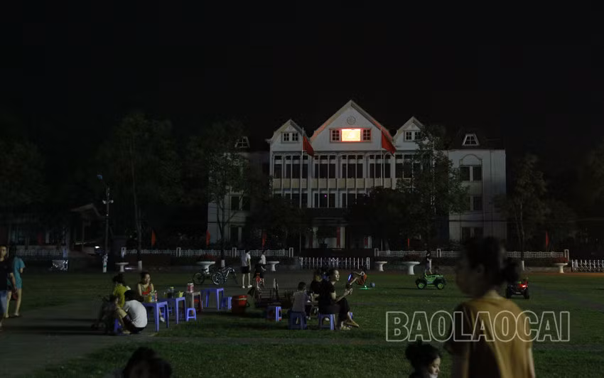 Trụ sở làm việc của các cơ quan cũng tắt bớt điện chiếu sáng để hưởng ứng Giờ Trái đất.