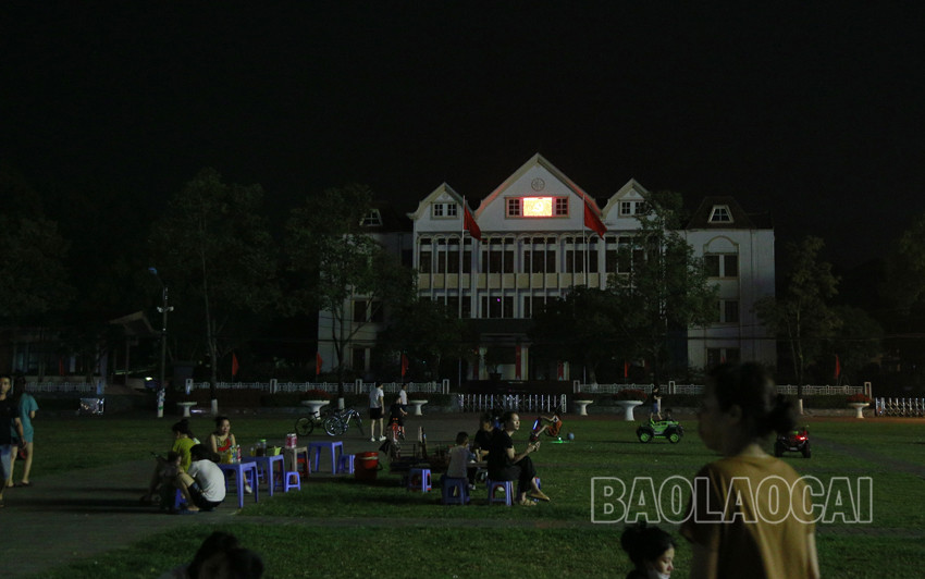 Trụ sở làm việc của các cơ quan cũng tắt bớt điện chiếu sáng để hưởng ứng Giờ Trái đất. Trụ sở làm việc của các cơ quan cũng tắt bớt điện chiếu sáng để hưởng ứng Giờ Trái đất.