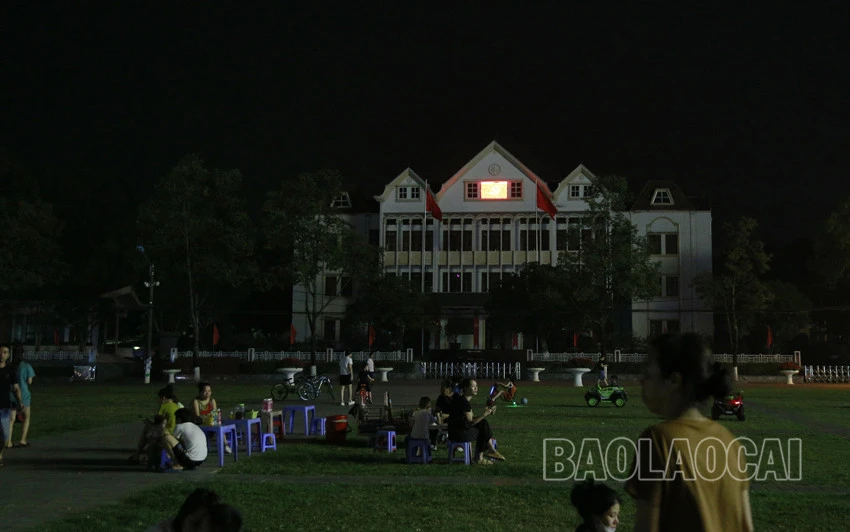 Trụ sở làm việc của các cơ quan cũng tắt bớt điện chiếu sáng để hưởng ứng Giờ Trái đất.