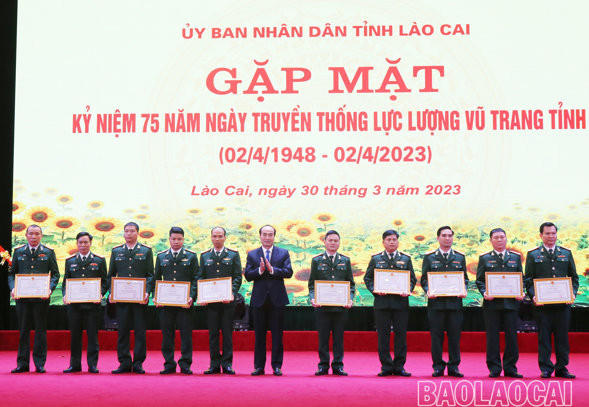 Bí thư Tỉnh ủy Đặng Xuân Phong trao Bằng khen cho các tập thể có thành tích xuất sắc trong thực hiện nhiệm vụ quân sự, quốc phòng. Phó Bí thư Thường trực Tỉnh ủy Vũ Xuân Cường (ảnh trên) và Chủ tịch UBND tỉnh Trịnh Xuân Trường (ảnh dưới) trao Bằng khen cho các cá nhân có thành tích xuất sắc trong thực hiện nhiệm vụ quân sự, quốc phòng.