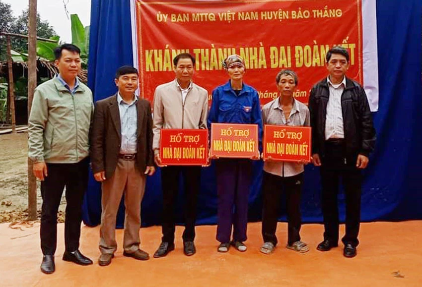 Bàn giao nhà "Đại đoàn kết" cho các hộ nghèo tại xã Phú Nhuận.