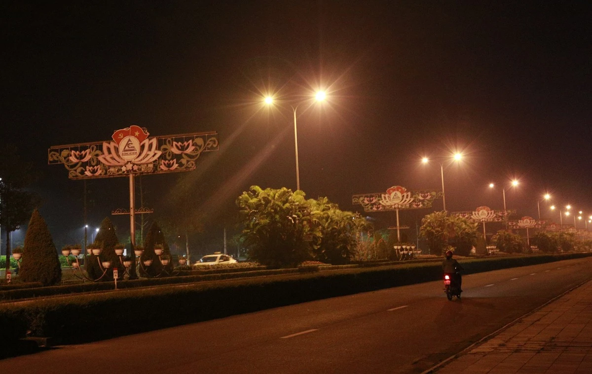 Điện trang trí trên đường Trần Hưng Đạo được tắt, chỉ còn điện chiếu sáng để hướng ứng Chiến dịch giờ trái đất.