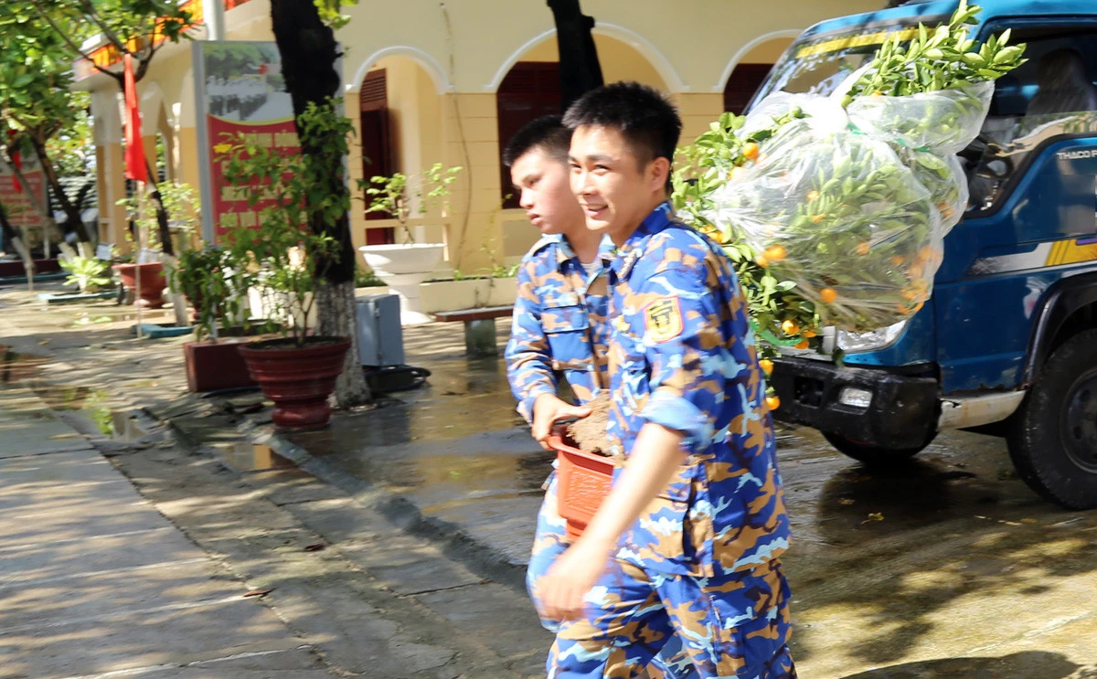 Cán bộ, chiến sỹ đảo Sinh Tồn Đông đón đoàn công tác của Lữ đoàn 146 lên thăm và chúc Tết Nguyên đán Quý Mão 2023. Cán bộ, chiến sỹ đảo Sinh Tồn Đông vận chuyển hàng tết từ cầu tàu vào trung tâm đảo. Những cây quất trĩu quả vượt qua bao sóng gió đến với quân, dân đảo Sinh Tồn Đông. Cán bộ, chiến sỹ mới lên đảo trò chuyện. Đoàn công tác của Lữ đoàn 146, Vùng 4 Hải quân gặp mặt, chúc tết cán bộ, chiến sỹ trên đảo Sinh Tồn Đông. Lãnh đạo Lữ đoàn 146 trao quà tết cho cán bộ, chiến sỹ đảo Sinh Tồn Đông. Chùa Sinh Tồn Đông – cột mốc lịch sử, điểm tựa tinh thần của quân và dân xã đảo Sinh Tồn Đông. Tết này, hệ thống điện gió và điện mặt trời được cải tạo hiện đại hơn để phục vụ quân và dân trên đảo. Vườn rau tăng gia trên đảo. Dù vui xuân, đón tết nhưng nhiệm vụ canh gác bảo vệ biển, đảo vẫn được cán bộ, chiến sỹ Sinh Tồn Đông duy trì đúng quy định.