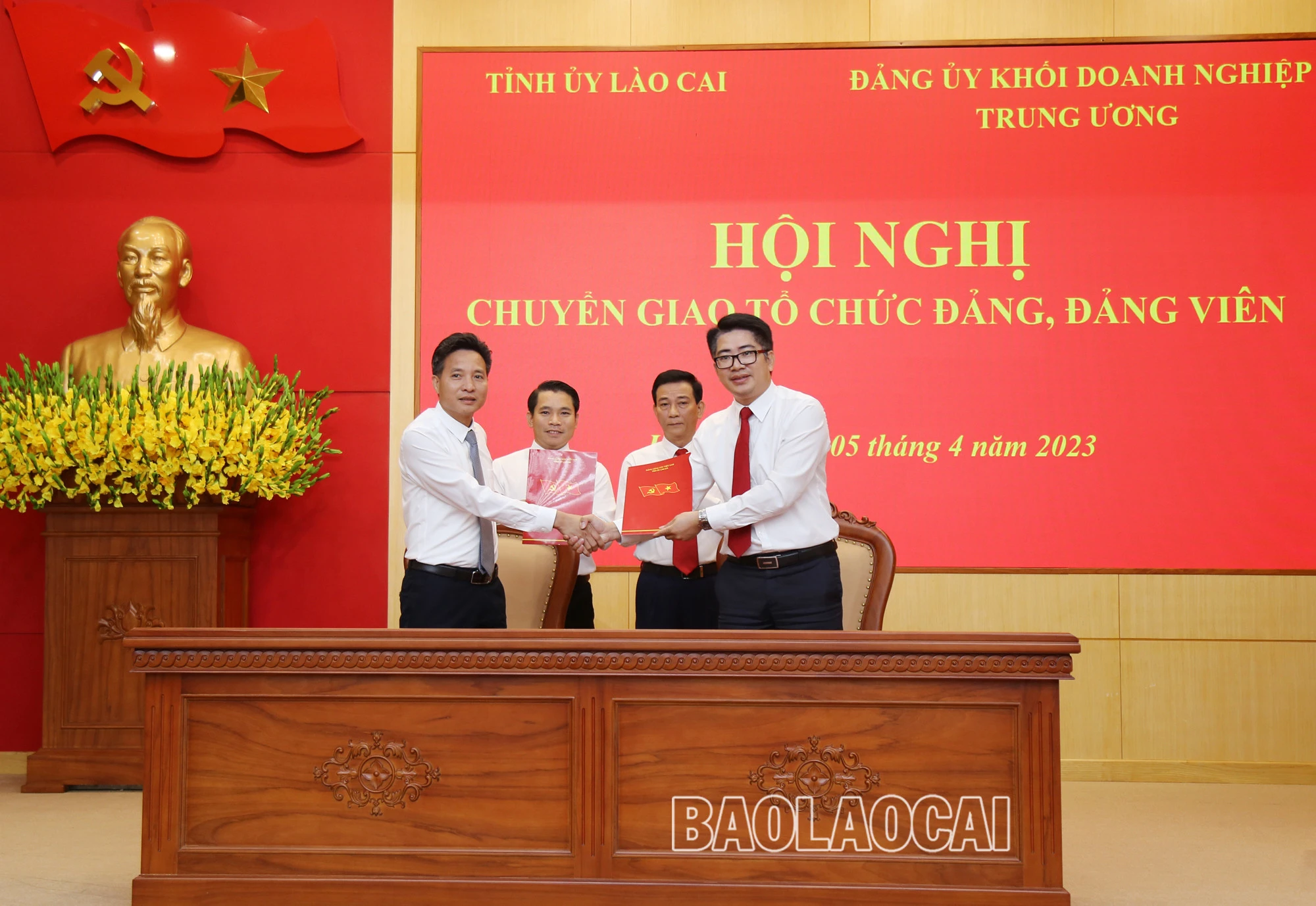 Ký biên bản bàn giao các tổ chức đảng về Đảng bộ Ngân hàng Nông nghiệp và Phát triển nông thôn Việt Nam.