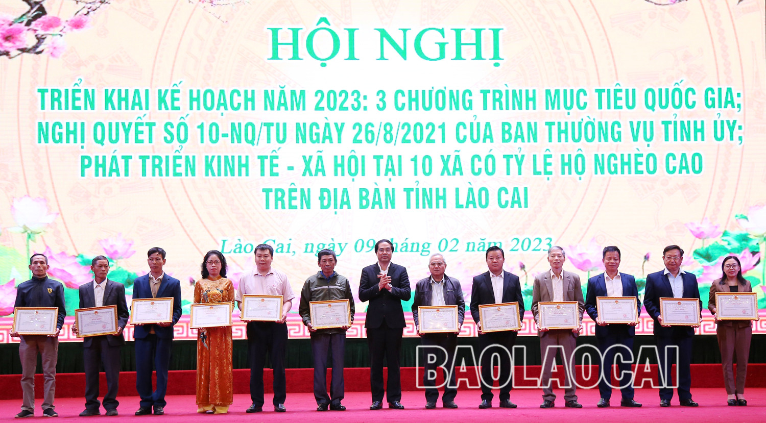 Trao Bằng khen của Chủ tịch UBND tỉnh cho 7 tập thể và 17 hộ gia đình có thành tích xuất sắc trong phong trào thi đua thực hiện Nghị quyết 10 của Ban Thường vụ Tỉnh ủy. Trao tặng Bằng khen của Chủ tịch UBND tỉnh cho các tập thể và cá nhân có thành tích xuất sắc trong thực hiện công tác giảm nghèo bền vững năm 2022. Trao Bằng khen của Chủ tịch UBND tỉnh cho 5 tập thể và 4 cá nhân đã có thành tích xuất sắc trong thực hiện chương trình phát triển kinh tế - xã hội vùng đồng bào dân tộc thiểu số và miền núi trên địa bàn tỉnh Lào Cai năm 2022. . Trao Bằng khen của Chủ tịch UBND tỉnh cho các tập thể và cá nhân có nhiều thành tích trong xây dựng nông thôn mới và giảm nghèo. Trao Bằng khen của Chủ tịch UBND tỉnh cho 7 tập thể và 17 hộ gia đình có thành tích xuất sắc trong phong trào thi đua thực hiện Nghị quyết 10 của Ban Thường vụ Tỉnh ủy. Trao tặng Bằng khen của Chủ tịch UBND tỉnh cho các tập thể và cá nhân có thành tích xuất sắc trong thực hiện công tác giảm nghèo bền vững năm 2022. Trao Bằng khen của Chủ tịch UBND tỉnh cho 5 tập thể và 4 cá nhân đã có thành tích xuất sắc trong thực hiện chương trình phát triển kinh tế - xã hội vùng đồng bào dân tộc thiểu số và miền núi trên địa bàn tỉnh Lào Cai năm 2022. . Trao Bằng khen của Chủ tịch UBND tỉnh cho các tập thể và cá nhân có nhiều thành tích trong xây dựng nông thôn mới và giảm nghèo.