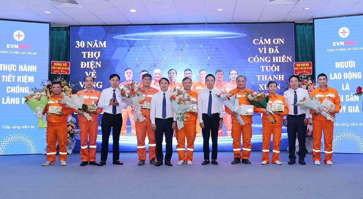 Trao danh hiệu 30 năm thợ điện vẻ vang cho cán bộ, công nhân viên.