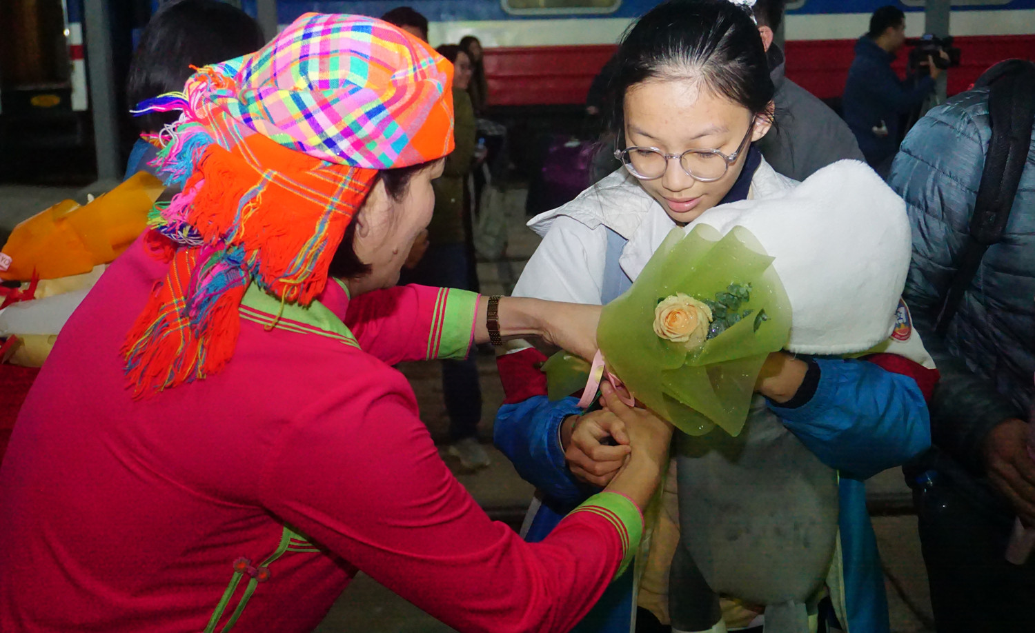 Chào đón đoàn khách du lịch đầu tiên "xông đất" Lào Cai trong ngày đầu năm mới 2023 ảnh 6