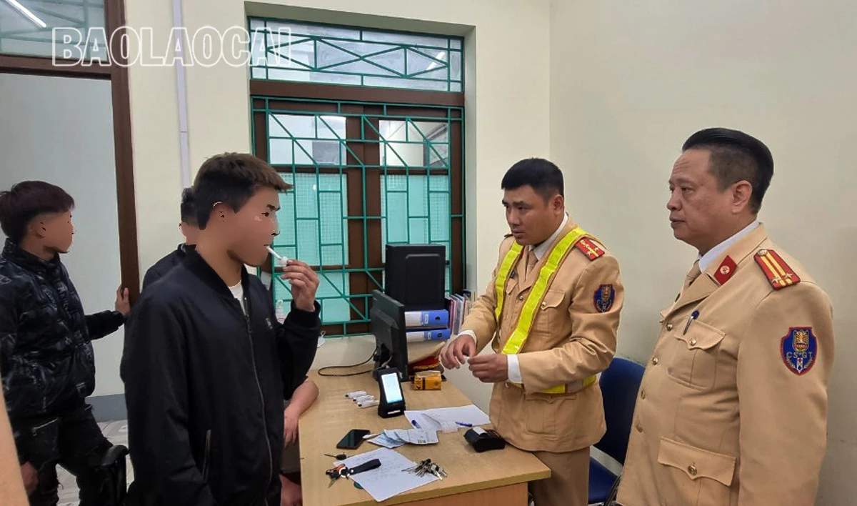 Lực lượng cảnh sát giao thông đã tiến hành đo nồng độ cồn các trường hợp vi phạm. Lập biên bản vi phạm hành chính đối với các thanh - thiếu niên vi phạm Luật Giao thông đường bộ.