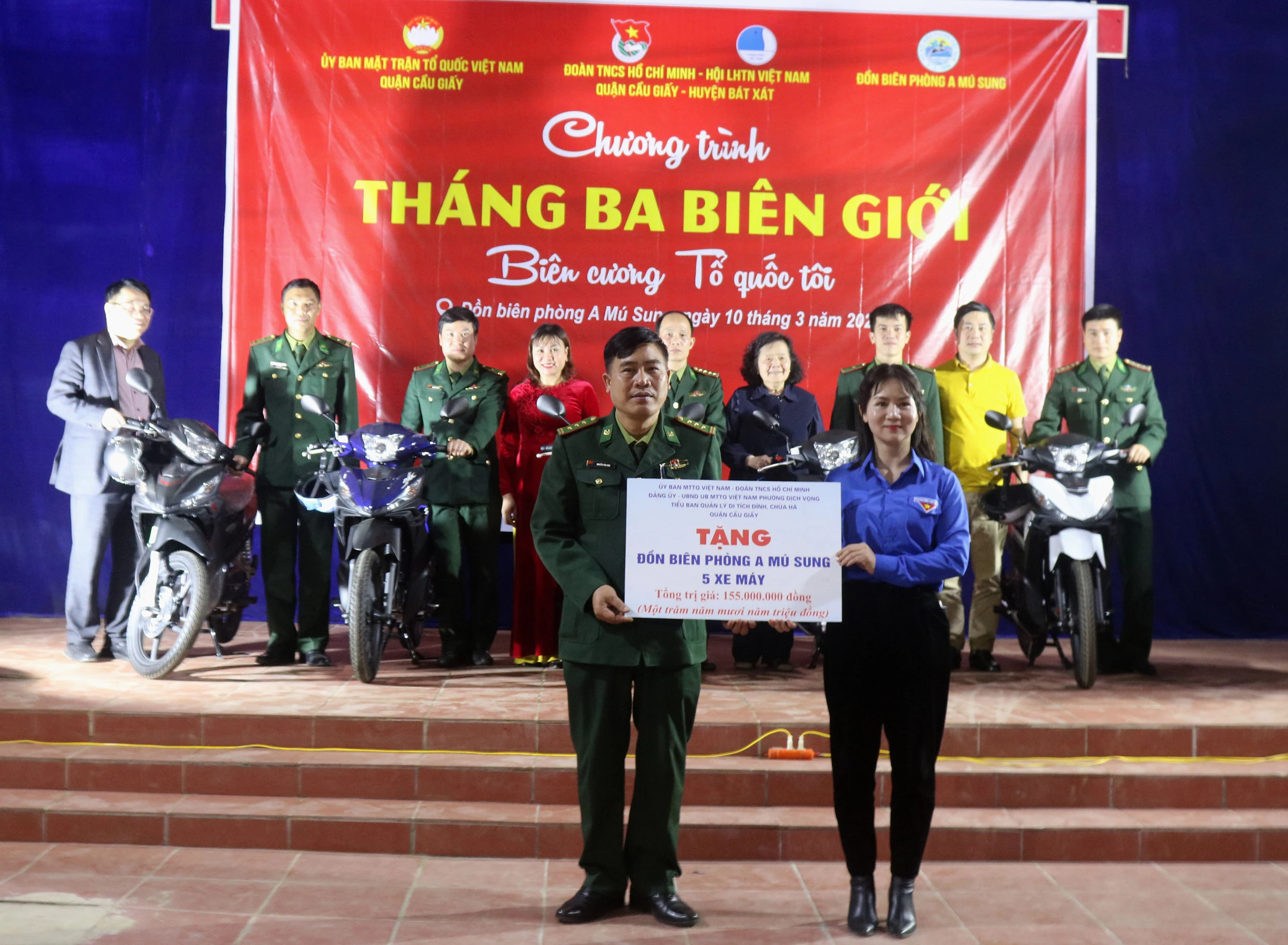 Đoàn công tác của phường Dịch Vọng, quận Cầu Giấy, thành phố Hà Nội trao tặng xe máy cho cán bộ, chiến sĩ Đồn Biên phòng A Mú Sung.