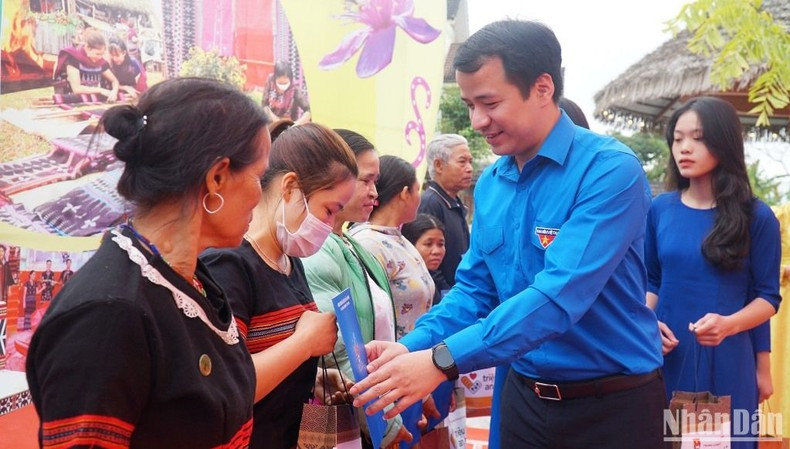 Bí thư Trung ương Đoàn Ngô Văn Cương trao hỗ trợ cho đồng bào nghèo huyện A Lưới. Bí thư Trung ương Đoàn Ngô Văn Cương trao hỗ trợ cho đồng bào nghèo huyện A Lưới.