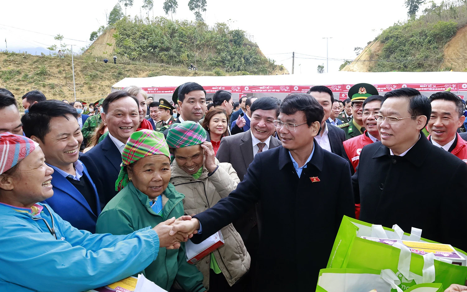 Chủ tịch Quốc hội Vương Đình Huệ và Bí thư Tỉnh ủy Đặng Xuân Phong trò chuyện với Nhân dân. Chủ tịch Quốc hội Vương Đình Huệ và các đại biểu theo dõi trò chơi kéo co dân gian.