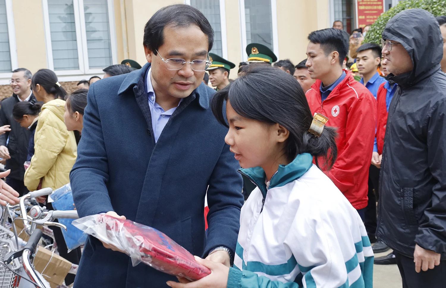 Chủ tịch Quốc hội Vương Đình Huệ tham dự Hội chợ “Tết nhân ái” xuân Quý Mão 2023 tại xã Trịnh Tường ảnh 7