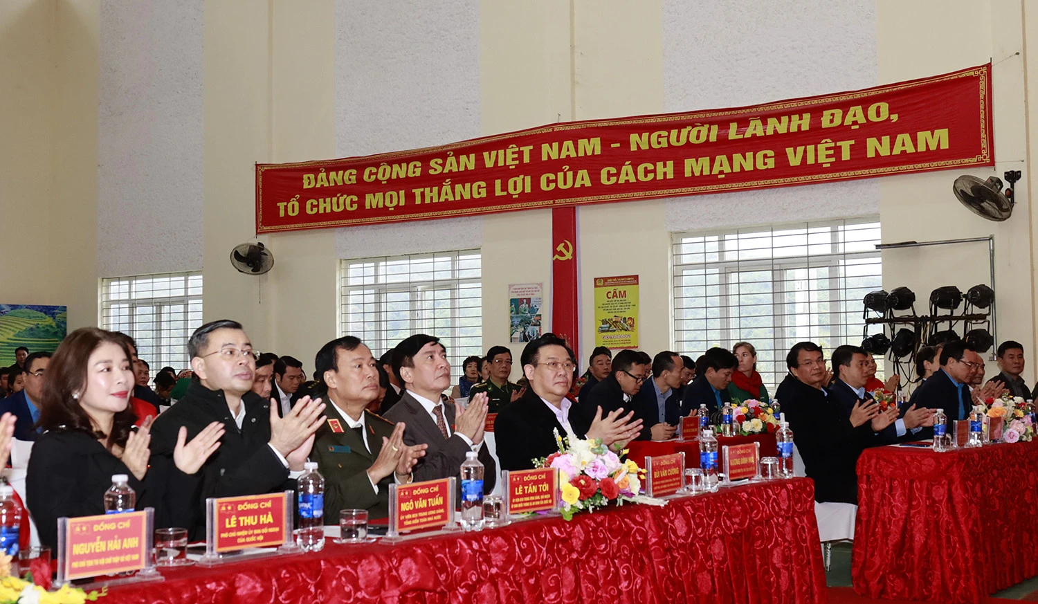 Các đại biểu tham dự hội chợ.