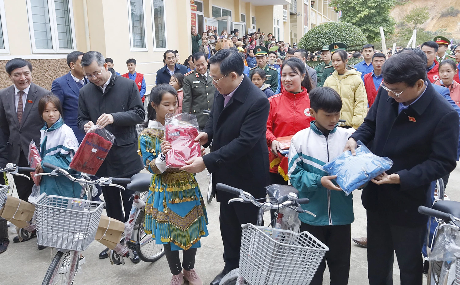 Các đại biểu trao tặng quà cho học sinh địa phương.