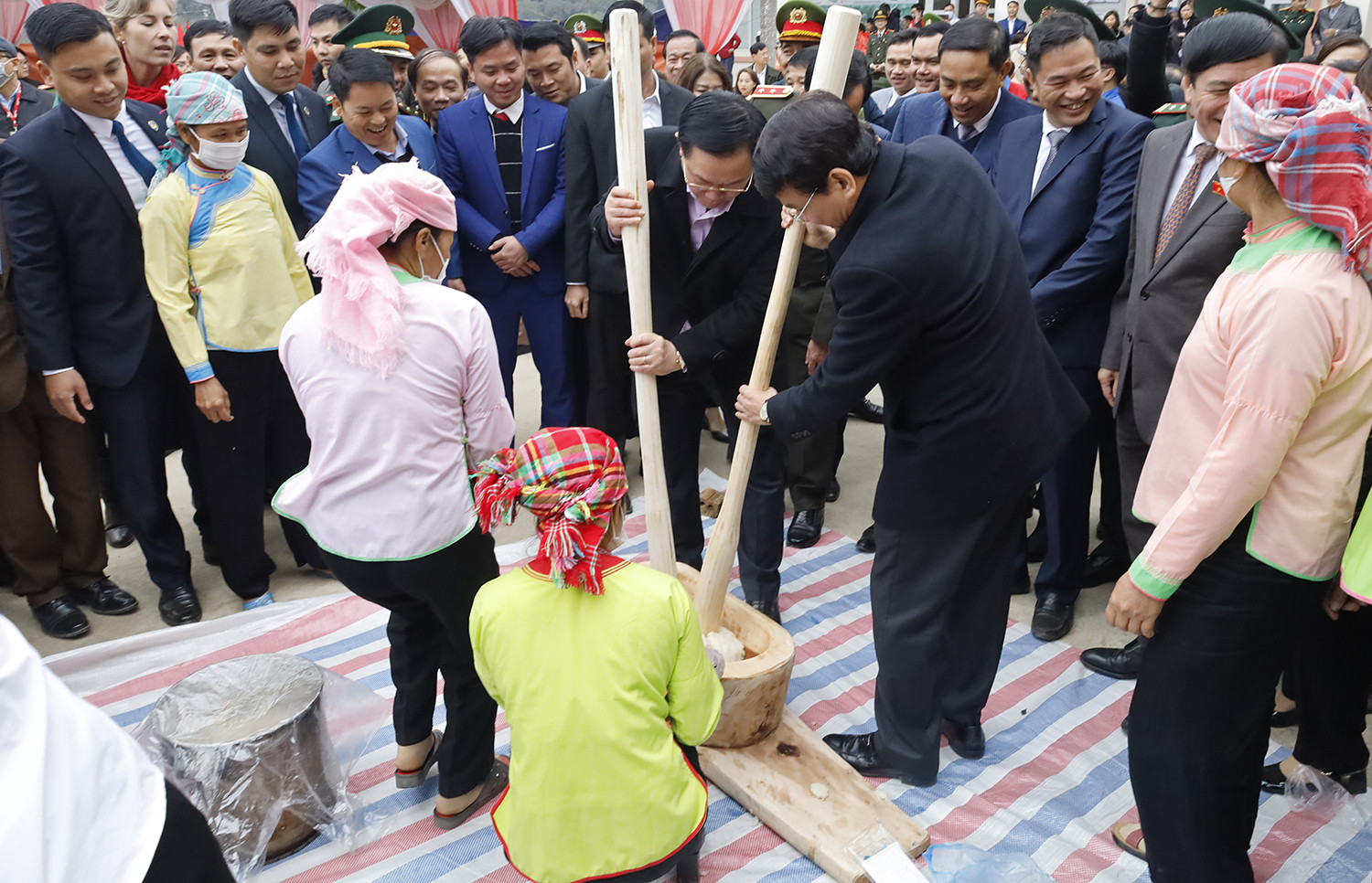 Chủ tịch Quốc hội Vương Đình Huệ tham dự Hội chợ “Tết nhân ái” xuân Quý Mão 2023 tại xã Trịnh Tường ảnh 12