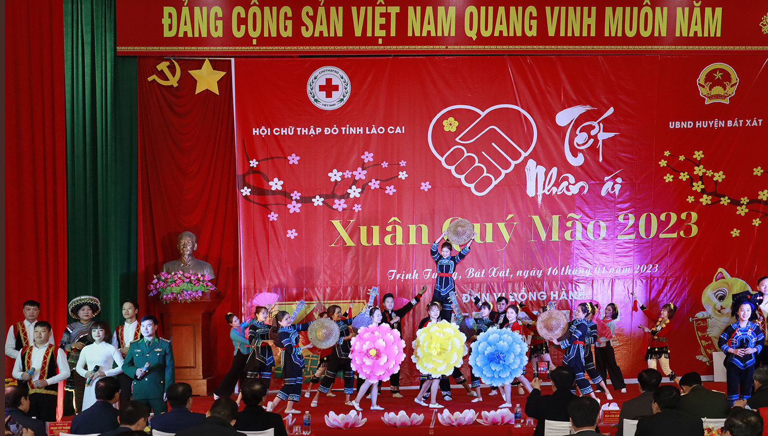 Tiết mục văn nghệ chào mừng của các ca sỹ, diễn viên không chuyên địa phương.