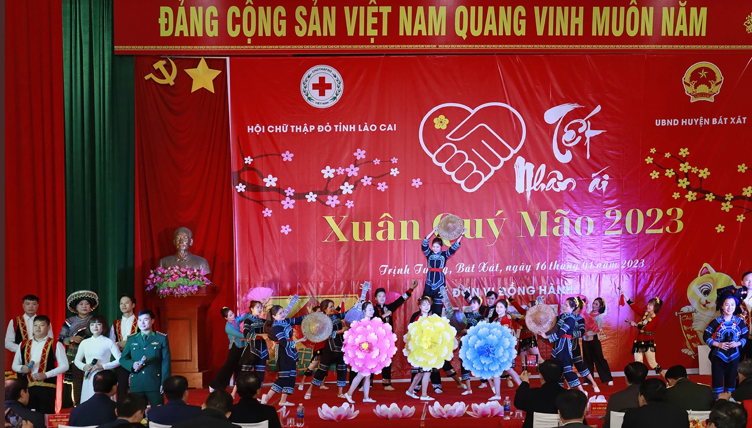 Tiết mục văn nghệ chào mừng của các ca sỹ, diễn viên không chuyên địa phương.