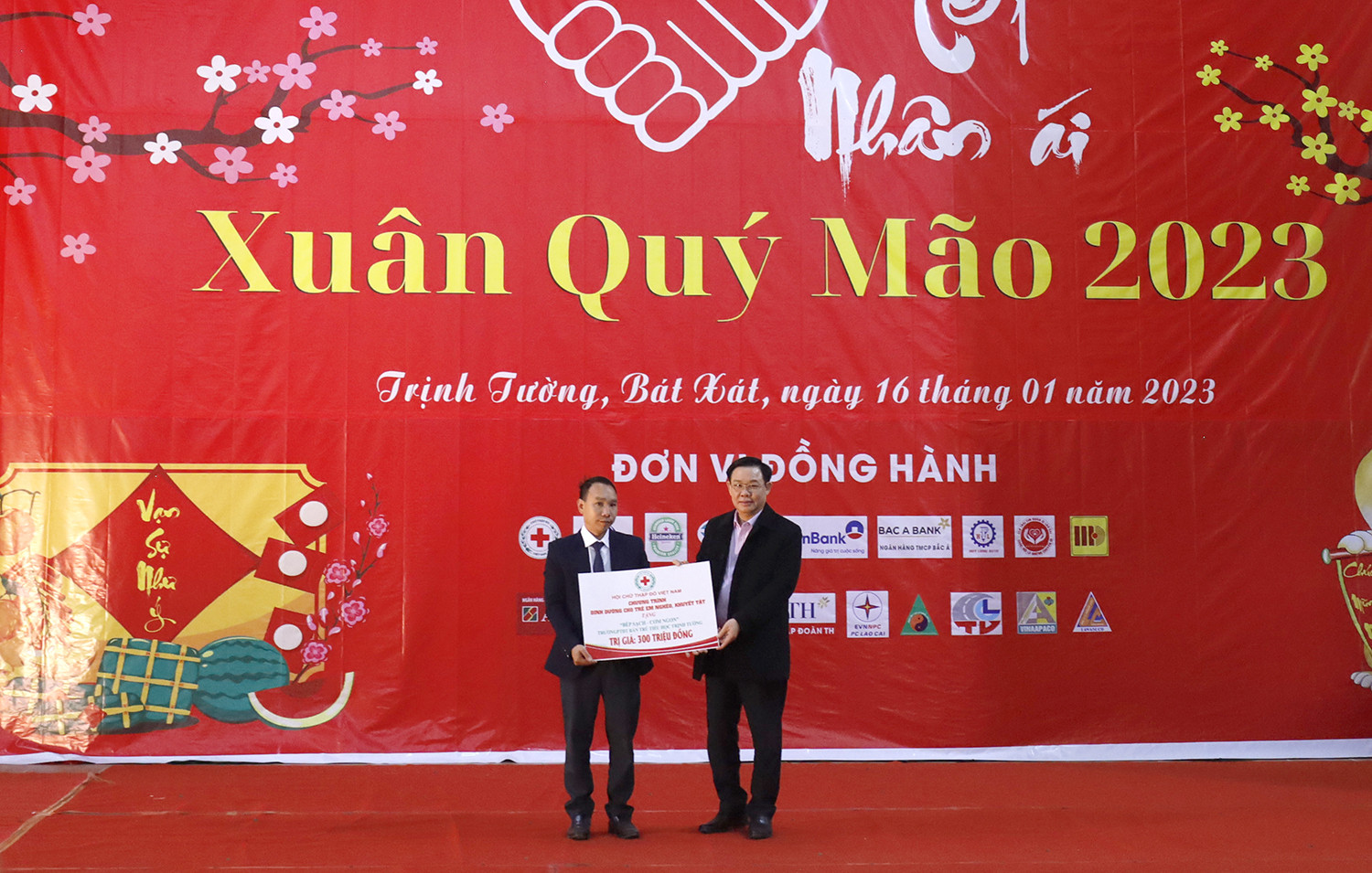 Chủ tịch Quốc hội Vương Đình Huệ trao biển mô hình “Bếp sạch, cơm ngon” cho Trường PTDT bán trú Tiểu học xã Trịnh Tường.