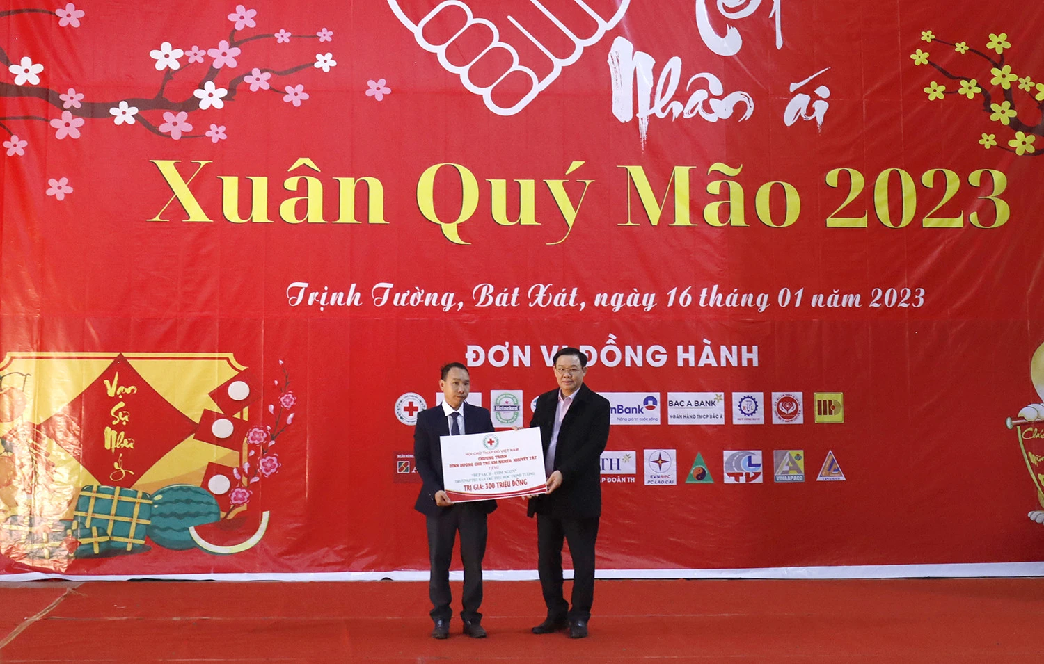 Chủ tịch Quốc hội Vương Đình Huệ trao biển mô hình “Bếp sạch, cơm ngon” cho Trường PTDT bán trú Tiểu học xã Trịnh Tường.