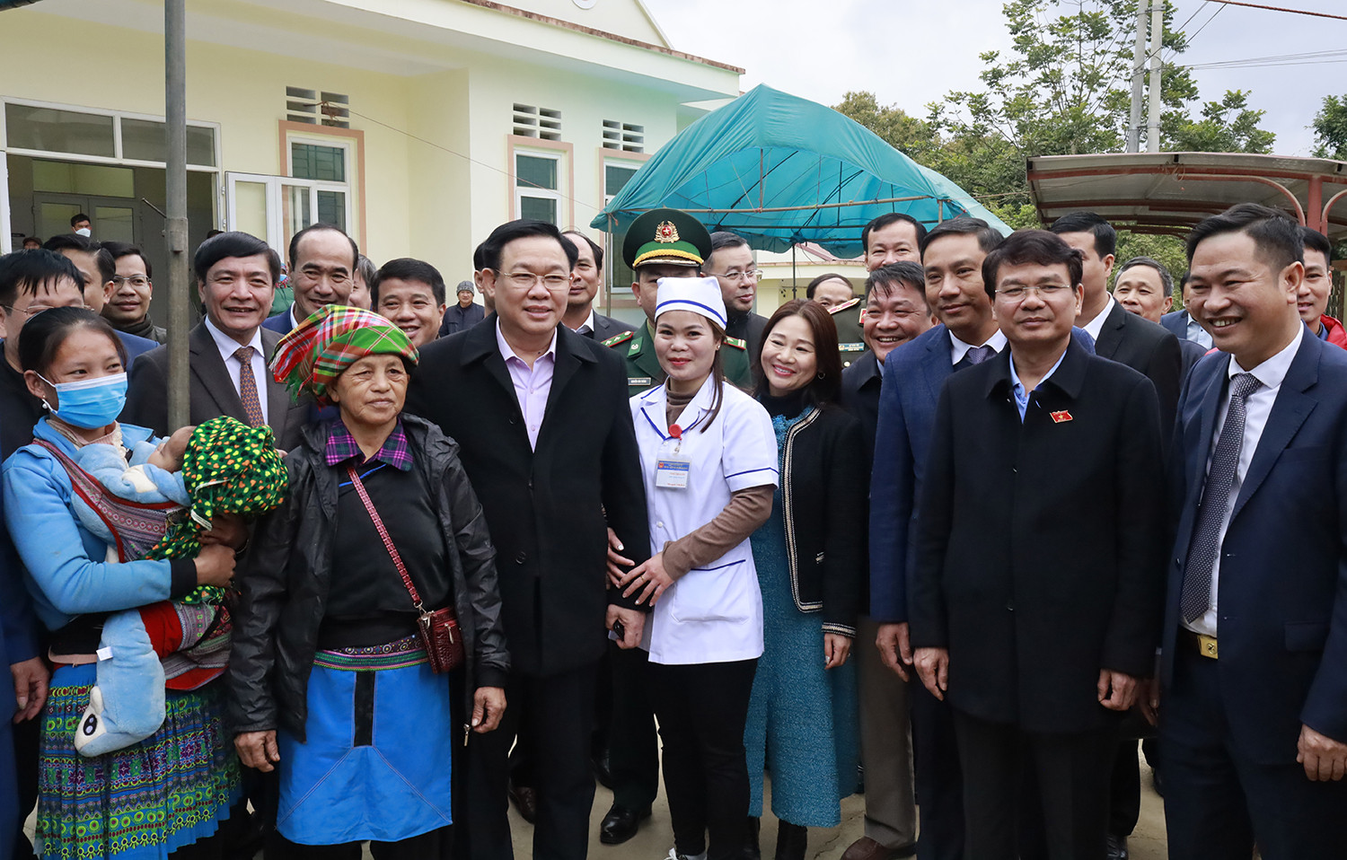 Chủ tịch Quốc hội Vương Đình Huệ tham dự Hội chợ “Tết nhân ái” xuân Quý Mão 2023 tại xã Trịnh Tường ảnh 13