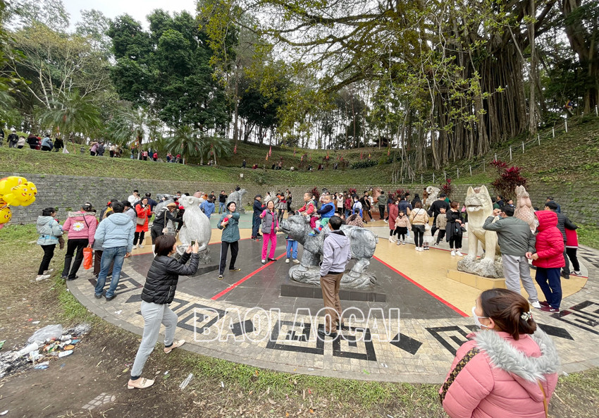 Người dân và du khách nô nức du xuân thành phố Lào Cai ảnh 10 Người dân và du khách nô nức du xuân thành phố Lào Cai ảnh 10