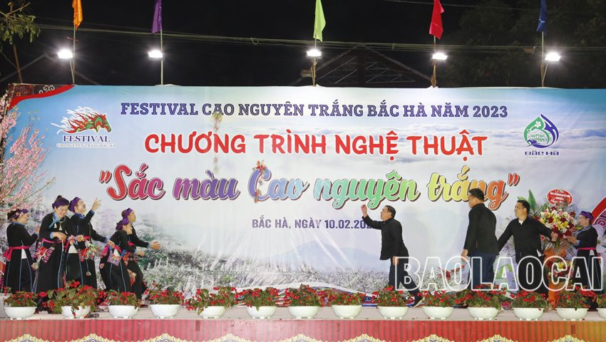 Điệu múa mùa xuân của đồng bào Mông. Uyển chuyển điệu múa quạt của người Tày. Rộn ràng điệu múa gậy Sinh tiền của người Mông. Điệu múa với đàn tính. Đắm say làn điệu sáo Mông. Tái hiện các trò chơi dân gian. Điệu múa mùa xuân của đồng bào Mông. Uyển chuyển điệu múa quạt của người Tày. Rộn ràng điệu múa gậy Sinh tiền của người Mông. Điệu múa với đàn tính. Đắm say làn điệu sáo Mông. Tái hiện các trò chơi dân gian.