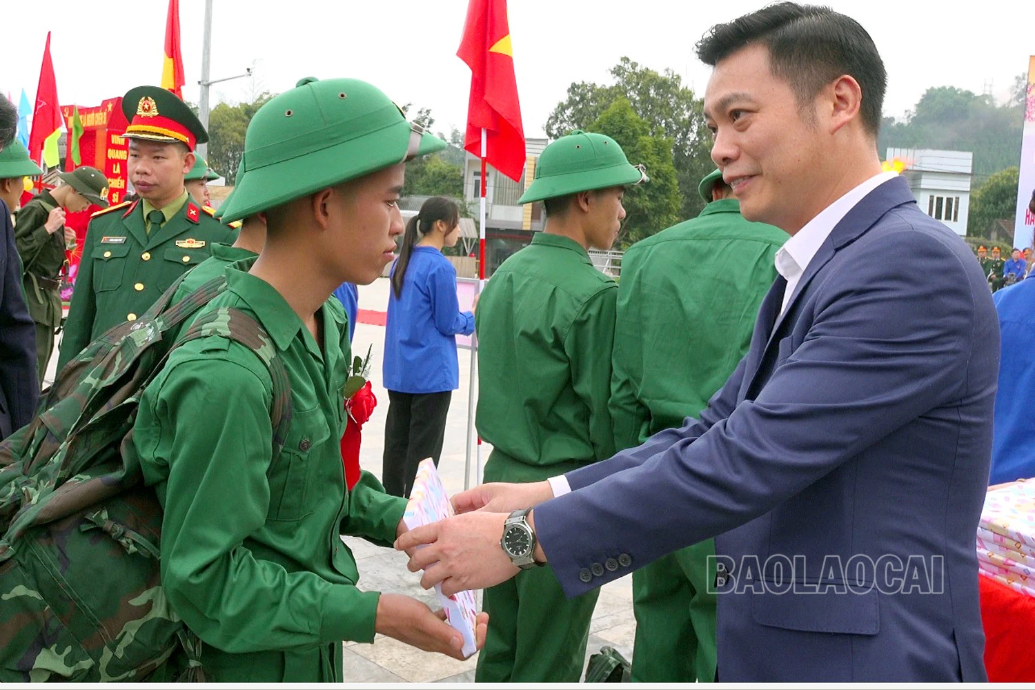 Lãnh đạo huyện Bảo Yên tặng quà tân binh trong ngày nhập ngũ.