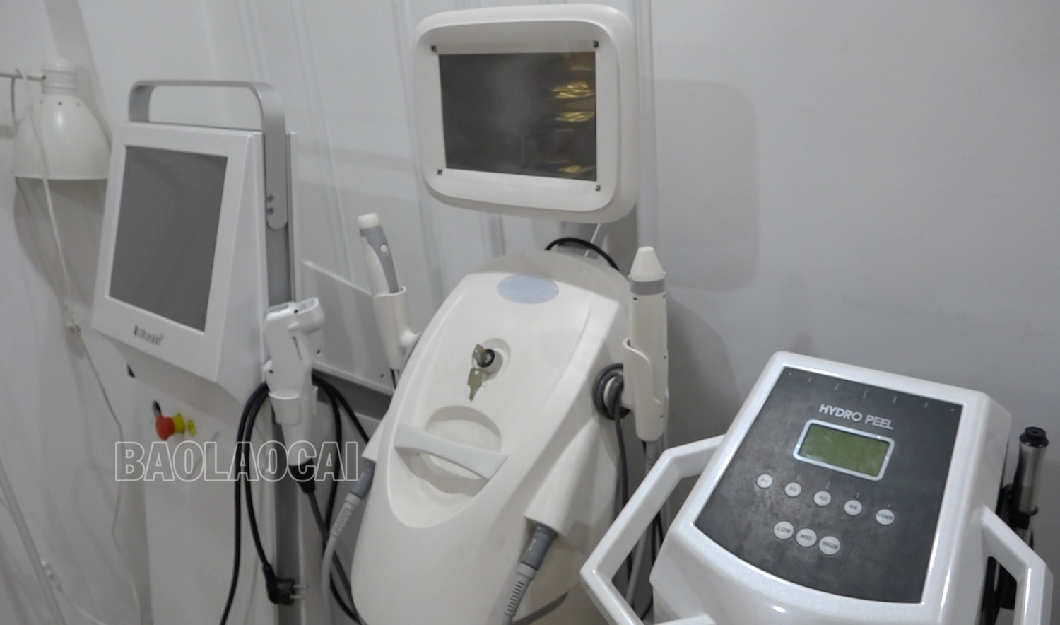 Bảng giá dịch vụ được quảng cáo tại một cơ sở thẩm mỹ. Nhiều máy móc, thiết bị được sử dụng tại các cơ sở thẩm mỹ. Bảng giá dịch vụ được quảng cáo tại một cơ sở thẩm mỹ. Nhiều máy móc, thiết bị được sử dụng tại các cơ sở thẩm mỹ.