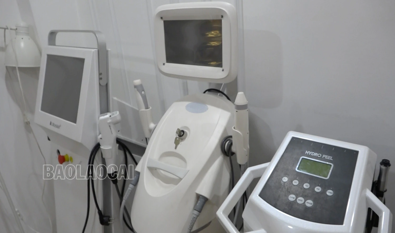 Bảng giá dịch vụ được quảng cáo tại một cơ sở thẩm mỹ. Nhiều máy móc, thiết bị được sử dụng tại các cơ sở thẩm mỹ.