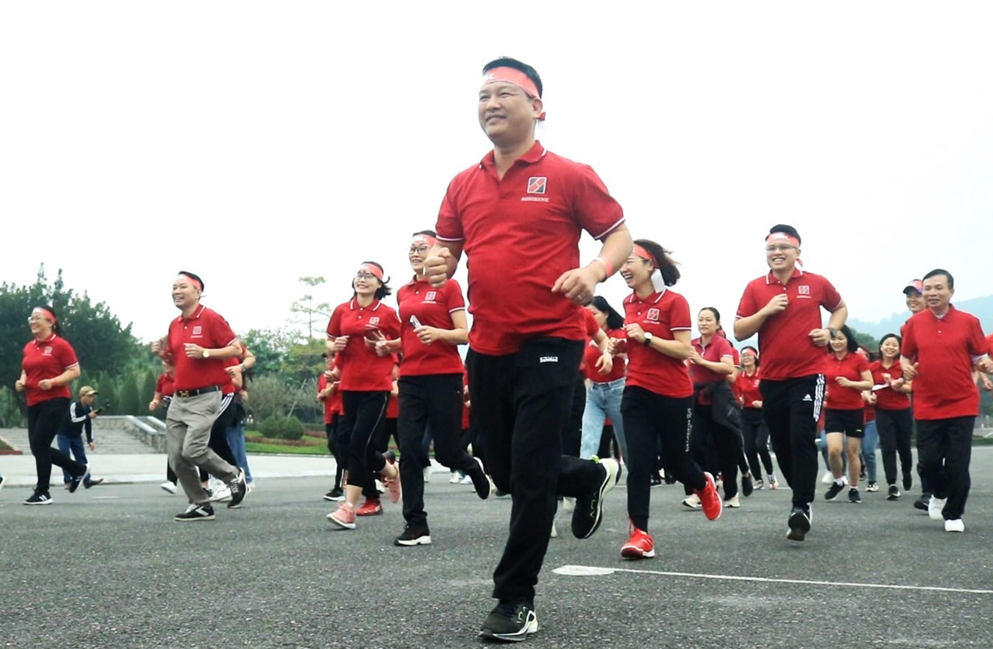 Các vận động viên tham gia giải chạy “Agribank - vì tương lai xanh”. Các vận động viên Agribank Chi nhánh Lào Cai II xuất phát chạy. Vận động viên Agribank Chi nhánh Lào Cai tham gia chạy sau lễ phát động.
