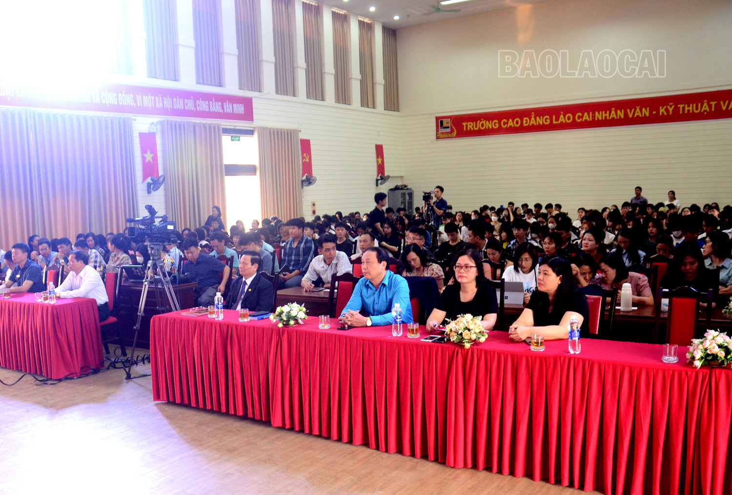 Đại biểu và sinh viên tham dự buổi nói chuyện chuyên đề. Đại biểu và sinh viên tham dự buổi nói chuyện chuyên đề.