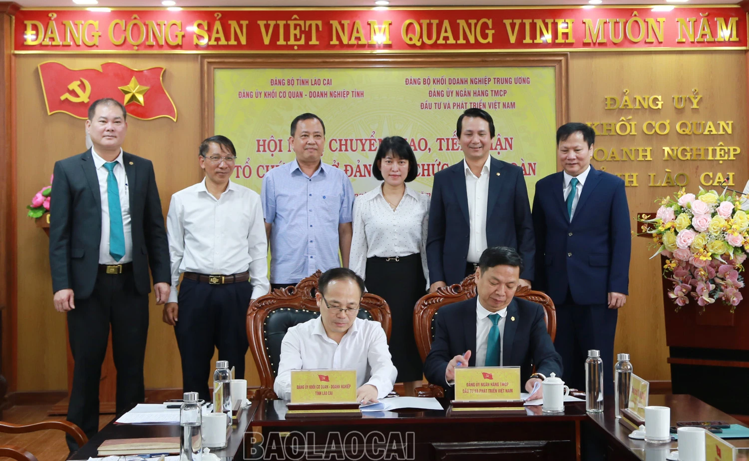 Ký bàn giao, tiếp nhận tổ chức đảng và đảng viên giữa Đảng ủy Khối Cơ quan – Doanh nghiệp tỉnh và Đảng ủy Ngân hàng Thương mại cổ phần Đầu tư và Phát triển Việt Nam. Tặng hoa chúc mừng việc chuyển giao, tiếp nhận tổ chức đảng và đảng viên.