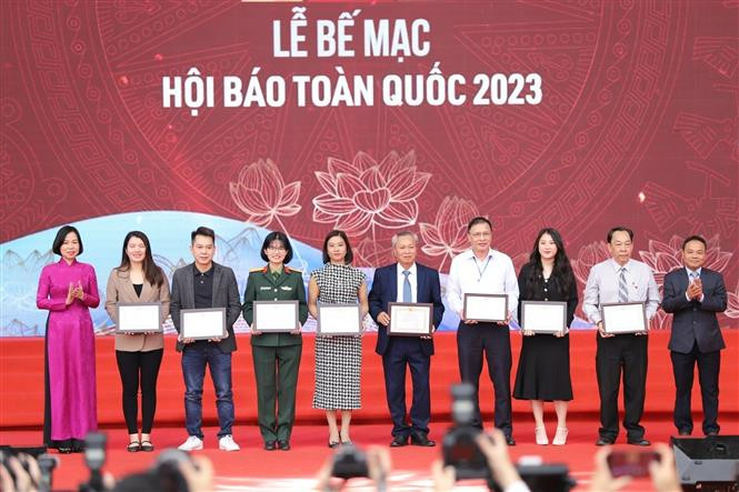 Tổng Giám đốc TTXVN Vũ Việt Trang và Phó Tổng biên tập báo Nhân dân Đinh Như Hoan trao giải C loại hình phát thanh, truyền hình, giao diện điện tử ấn tượng. Tổng Giám đốc TTXVN Vũ Việt Trang và Phó Tổng biên tập báo Nhân dân Đinh Như Hoan trao giải C loại hình phát thanh, truyền hình, giao diện điện tử ấn tượng.