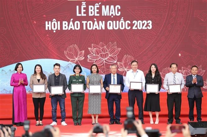 Tổng Giám đốc TTXVN Vũ Việt Trang và Phó Tổng biên tập báo Nhân dân Đinh Như Hoan trao giải C loại hình phát thanh, truyền hình, giao diện điện tử ấn tượng.