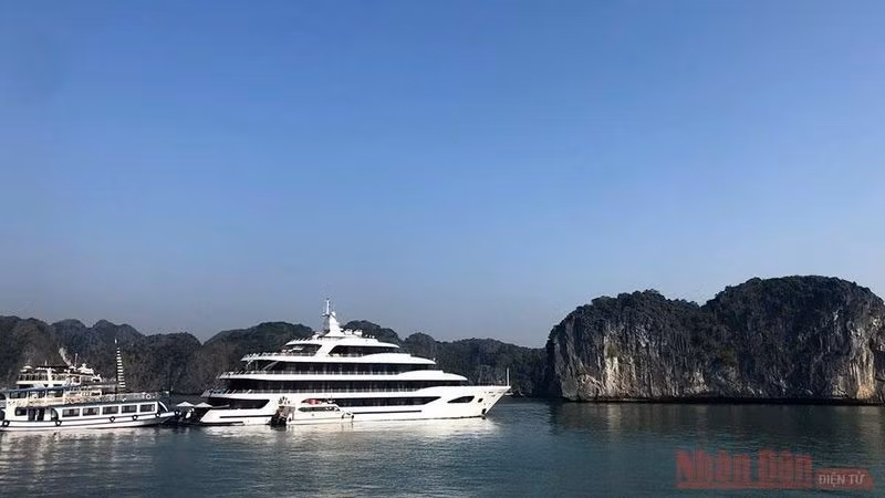 Đón khách lên du thuyền ở Cát Bà.