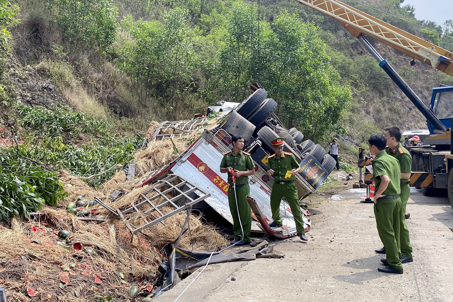 Ô tô tải lật ở Phú Yên khiến 4 người chết, nghi bị mất phanh ảnh 1 Ô tô tải lật ở Phú Yên khiến 4 người chết, nghi bị mất phanh ảnh 1