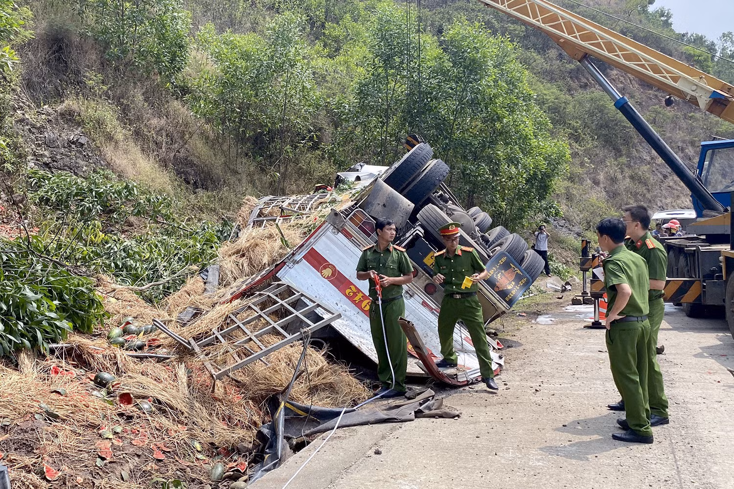Ô tô tải lật ở Phú Yên khiến 4 người chết, nghi bị mất phanh ảnh 1