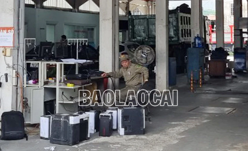 Tạm giữ và khám xét khẩn cấp nơi làm việc của 1 cán bộ Trung tâm Đăng kiểm xe cơ giới 2401D (Lào Cai) ảnh 4