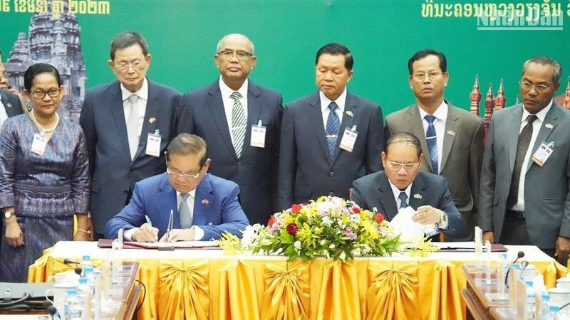 Lào và Campuchia tăng cường hợp tác trong lĩnh vực an ninh ảnh 1 Bộ trưởng Công an Lào và và Bộ trưởng Nội vụ Campuchia ký kết hợp tác năm 2023. (Ảnh: Trịnh Dũng)