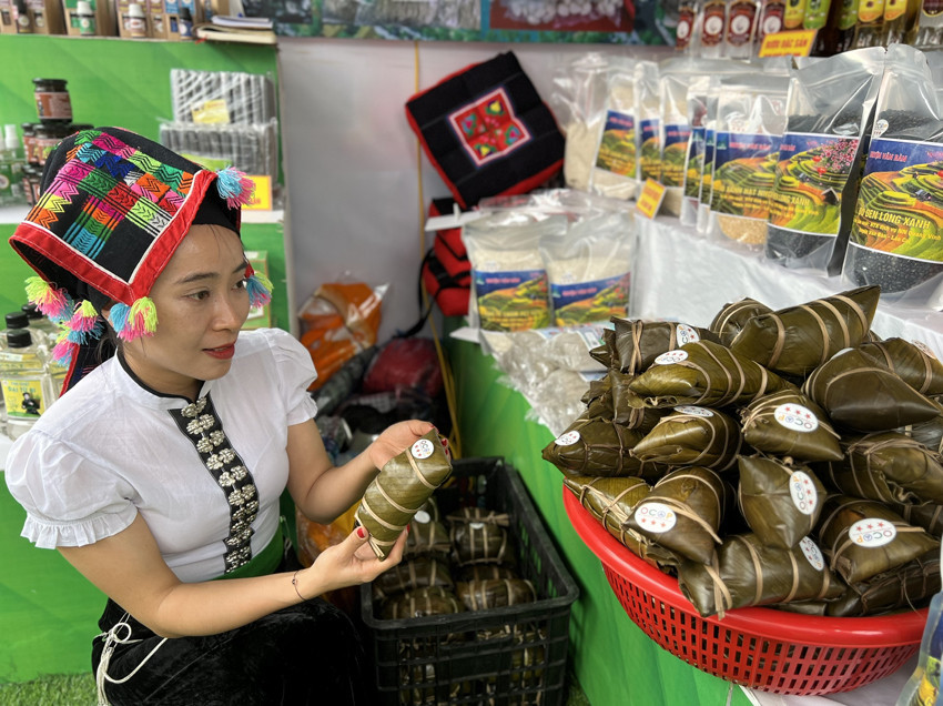 Bánh chưng đen của người Tày Văn Bàn đạt chứng nhận OCOP 3 sao cấp tỉnh. Bánh chưng đen của người Tày Văn Bàn đạt chứng nhận OCOP 3 sao cấp tỉnh.