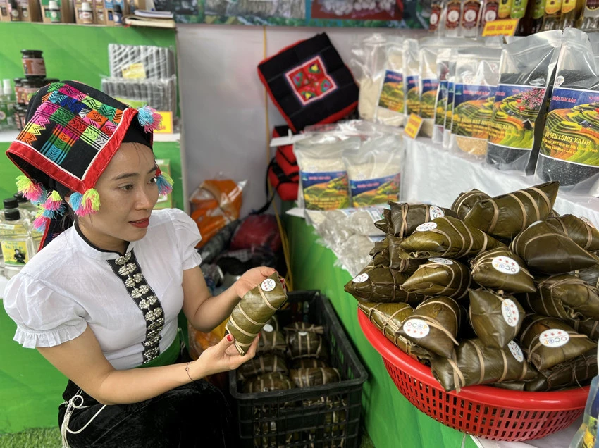 Bánh chưng đen của người Tày Văn Bàn đạt chứng nhận OCOP 3 sao cấp tỉnh.