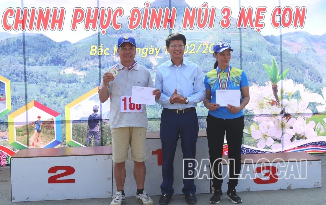 Hấp dẫn Giải Leo núi chinh phục đỉnh núi Ba Mẹ Con ảnh 16