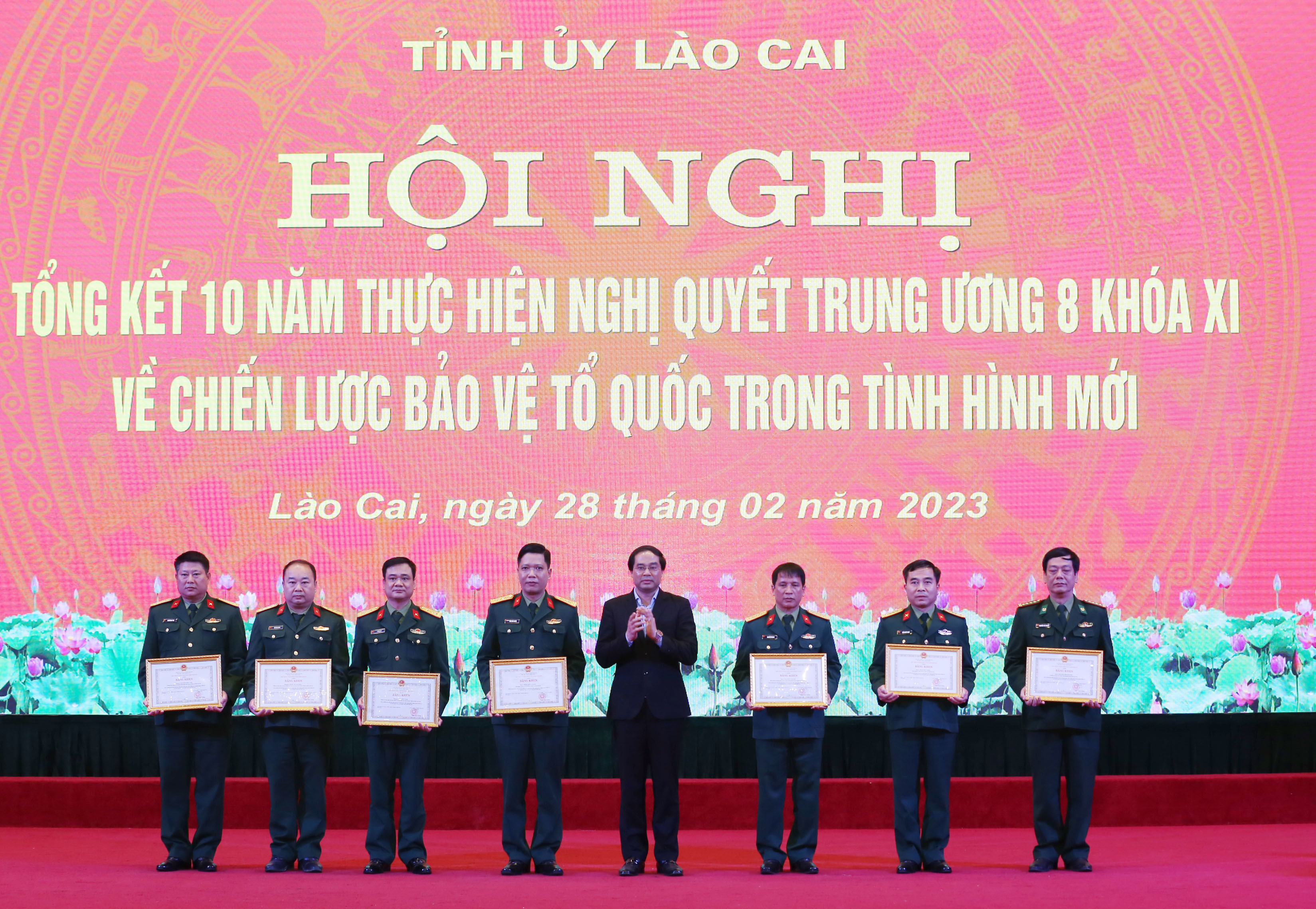 Trao Bằng khen của Chủ tịch UBND tỉnh cho các tập thể, cá nhân.