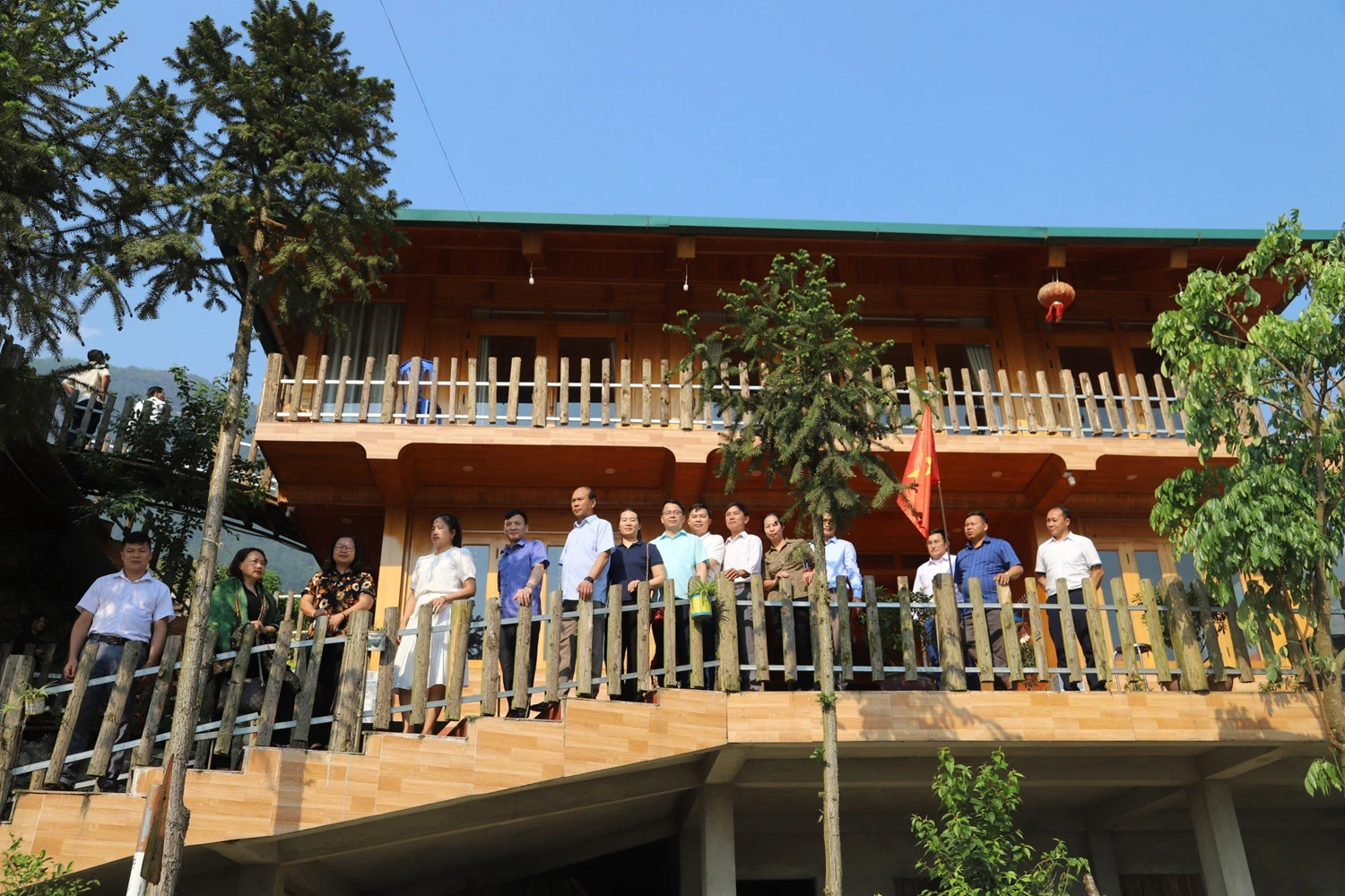 Các đại biểu tham quan thực tế mô hình dân vận khéo tại xã Mường Hoa.