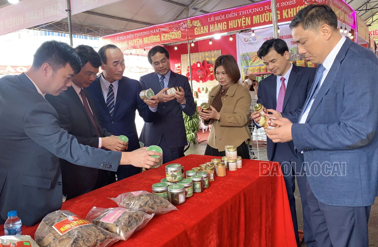 Các đồng chí lãnh đạo tỉnh tham quan gian hàng trưng bày sản phẩm OCOP đặc trưng của các địa phương ảnh 1