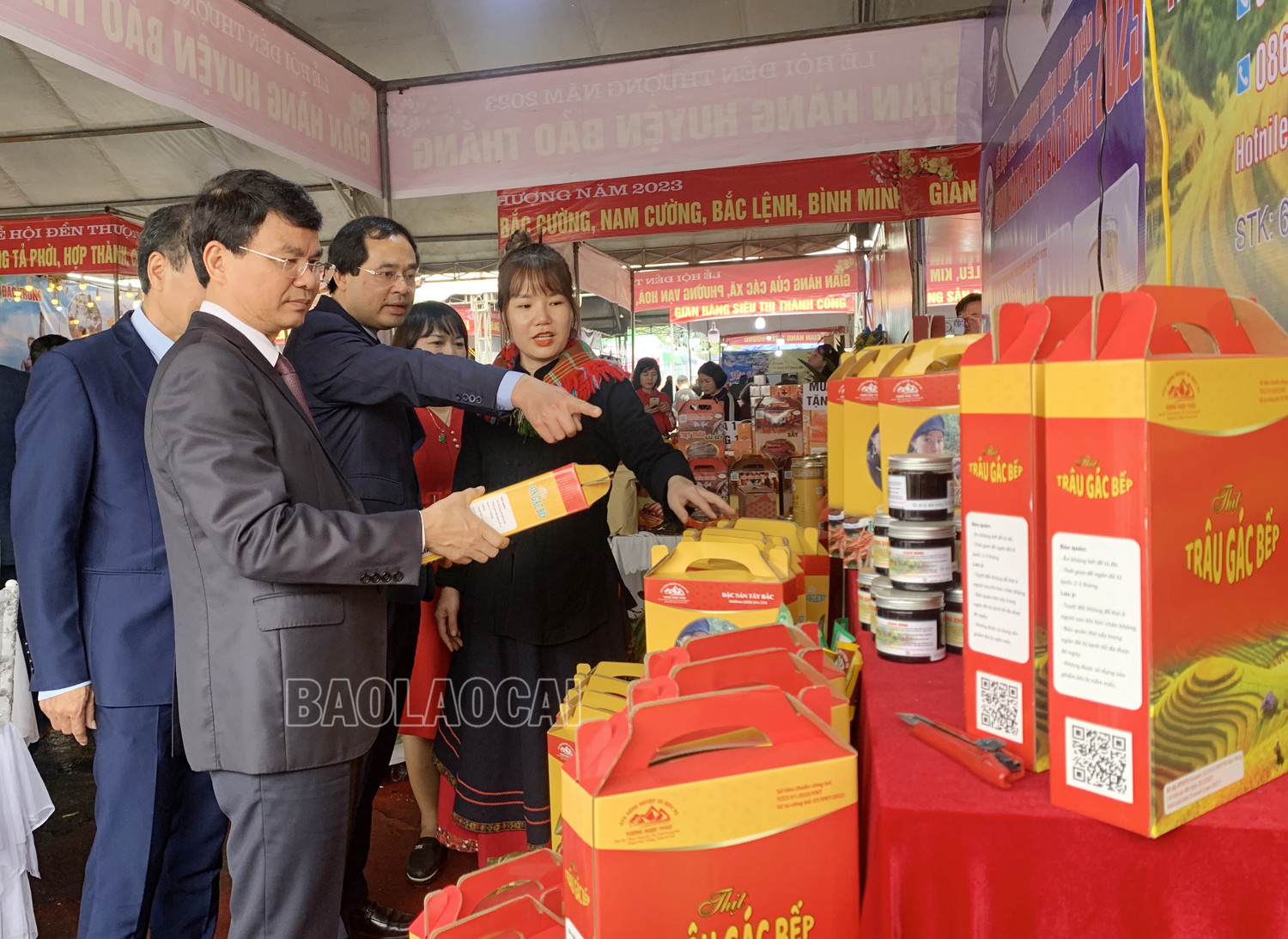 Các đồng chí lãnh đạo tỉnh tham quan gian hàng trưng bày sản phẩm OCOP đặc trưng của các địa phương ảnh 2