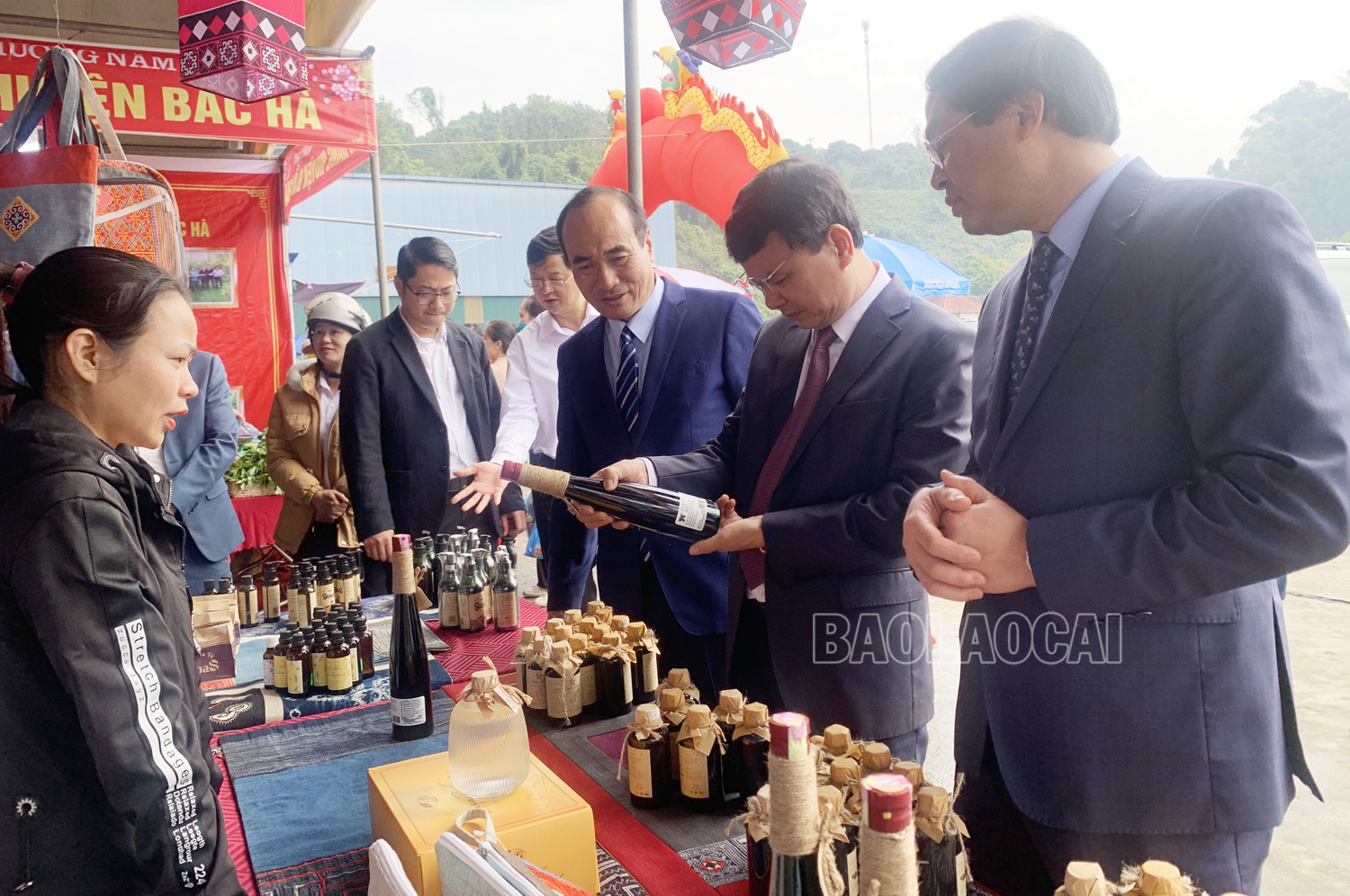 Các đồng chí lãnh đạo tỉnh tham quan gian hàng trưng bày sản phẩm OCOP đặc trưng của các địa phương ảnh 7